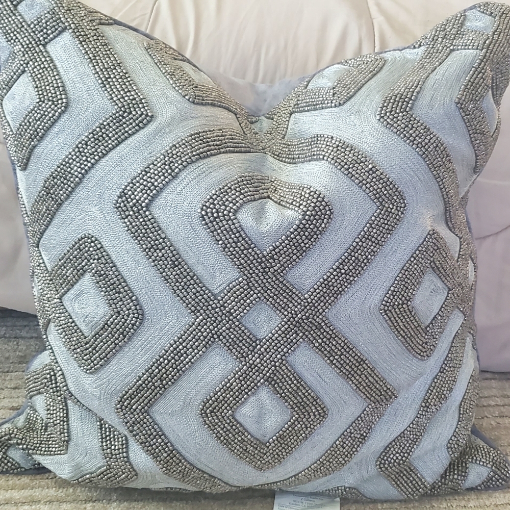 Stunning 2 warm gray throw pillows covers !